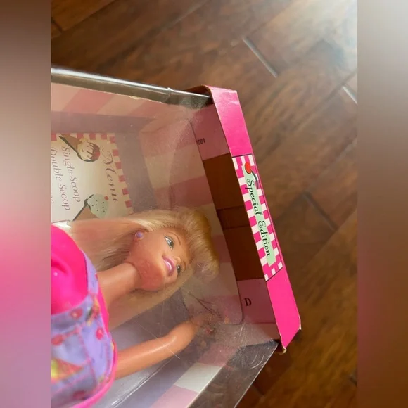 Vintage Special Edition Ice Cream Barbie - 1997 - Picture 5 of 8